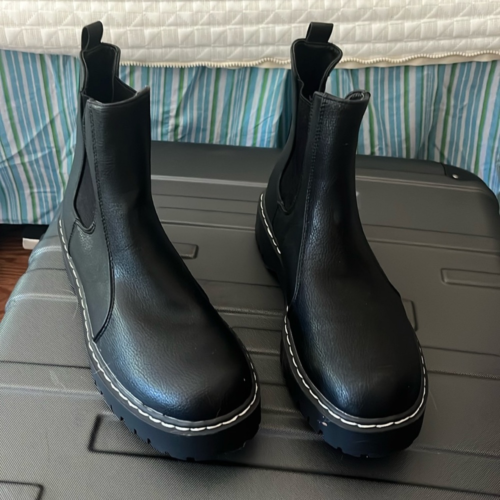 Sincerely Jules Chelsea “Hippie-2” Ankle Lug Sole Boots Women’s Size 9.5 Chunky